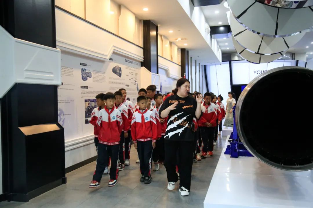 4月3日,平坝区国安办组织学生,企业职工代表到黎阳航空展览馆参观学习