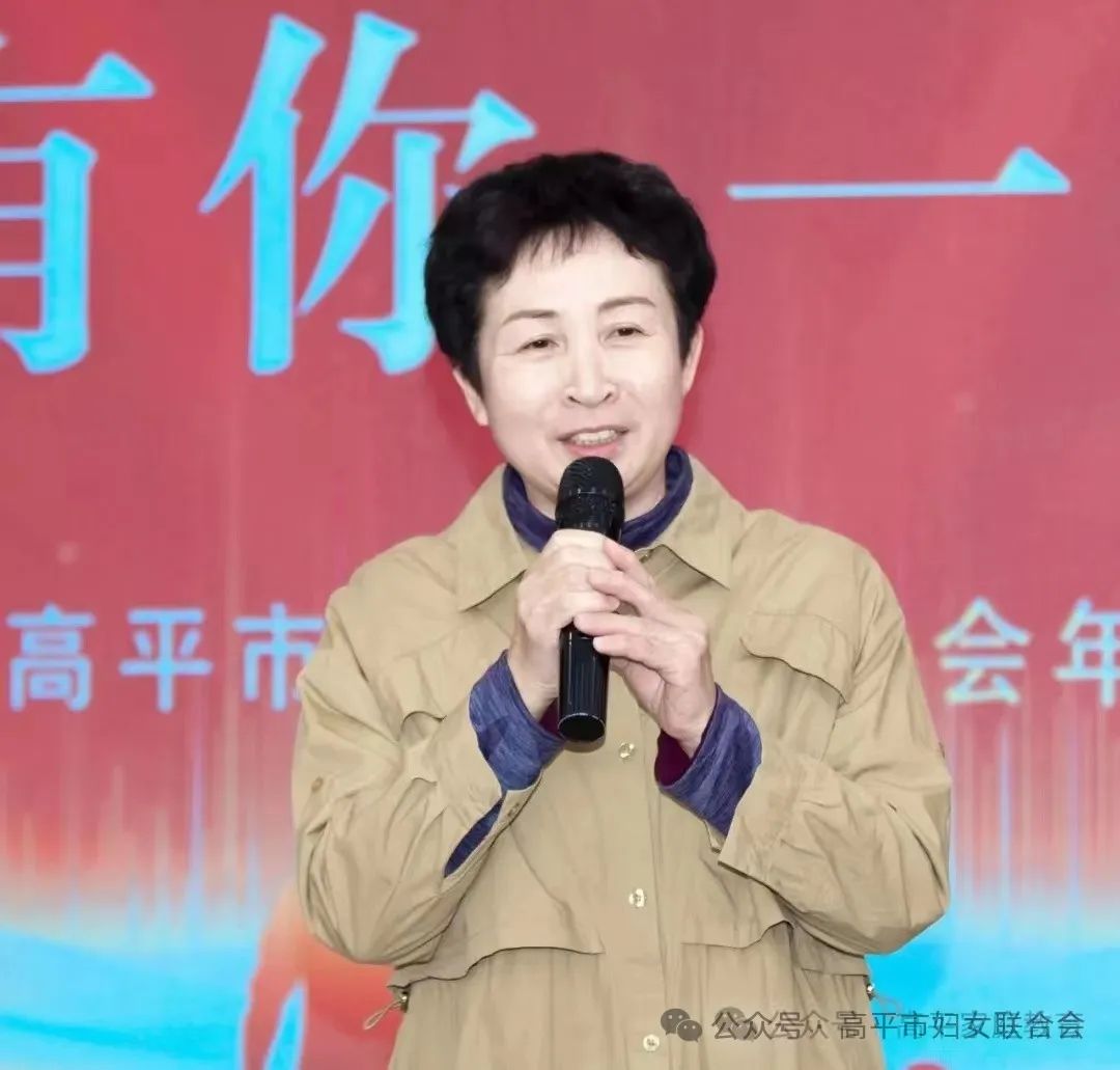 退休检察官赵振英表演自编的快板《夸土产》妇幼保健院郜芳芳吹奏的电