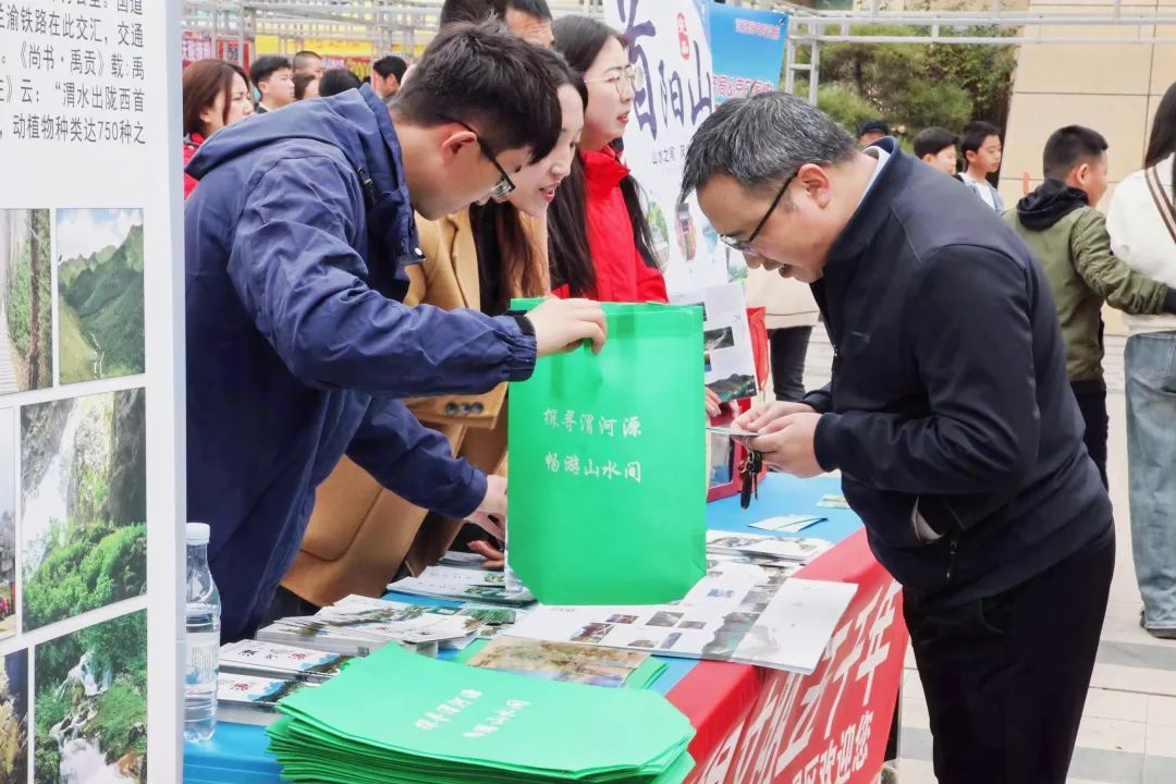 现场还向游客赠送和发放了旅游画册和景点门票等,让游客在品尝完天水