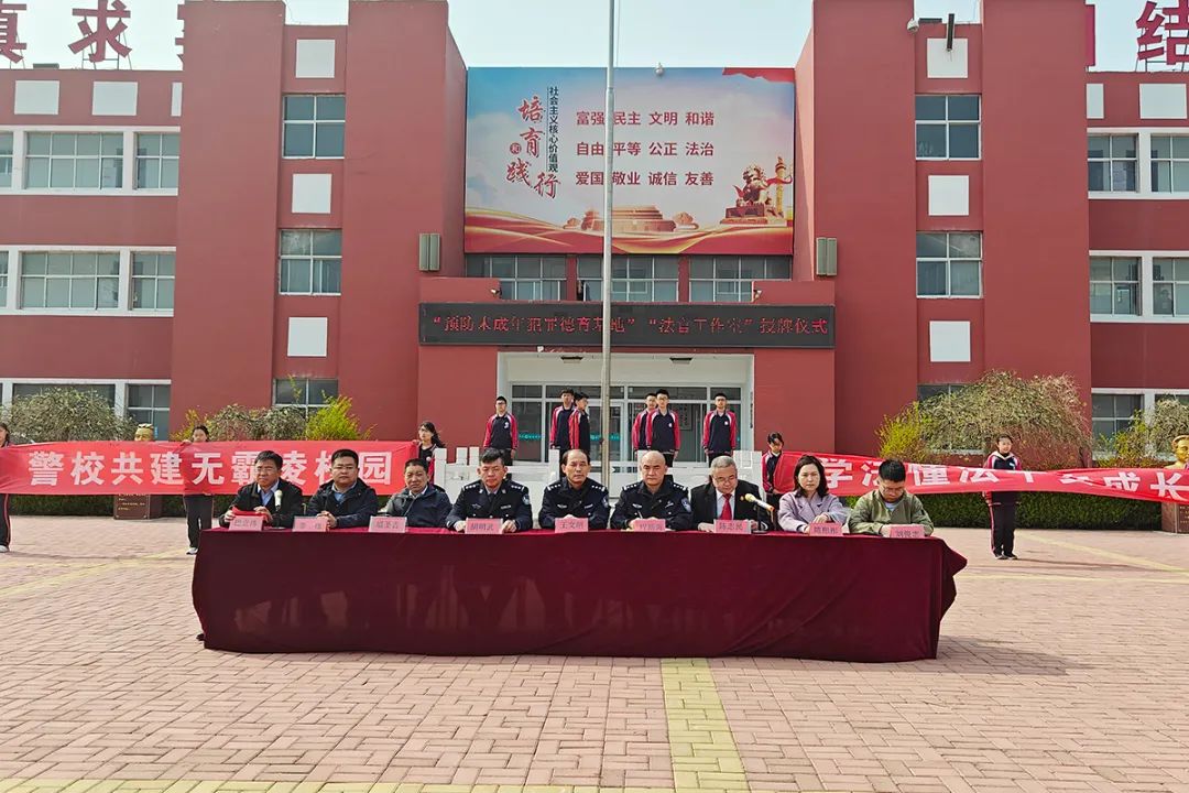 陈枫送法利津法院陈庄法庭驻陈庄镇中学法官工作室揭牌成立