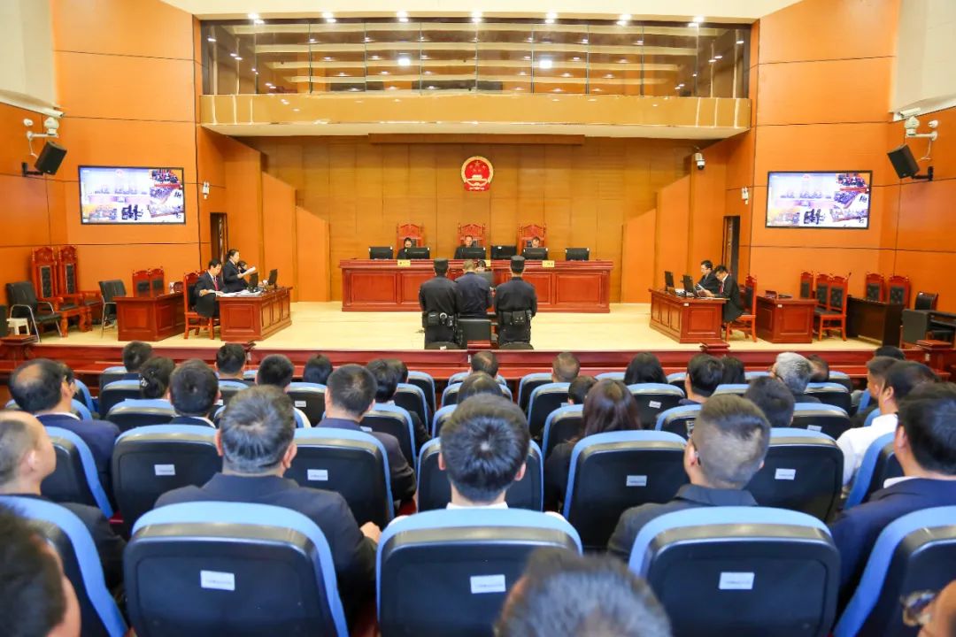 庭审现场庄严肃穆,庭审流程有序规范.