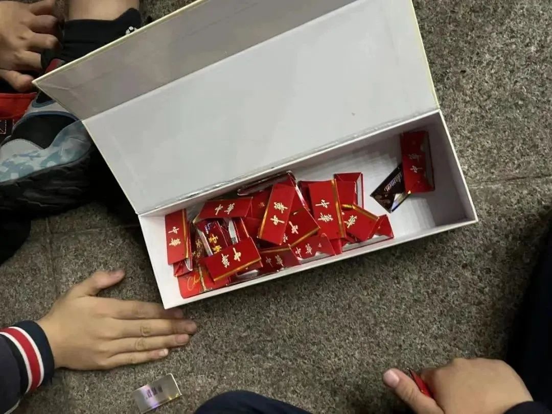 部分学生沉迷"烟卡"需