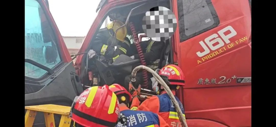 凌晨2点一声巨响,打破了深夜街头的寂静黑龙江省鸡西市阳光加油站对面