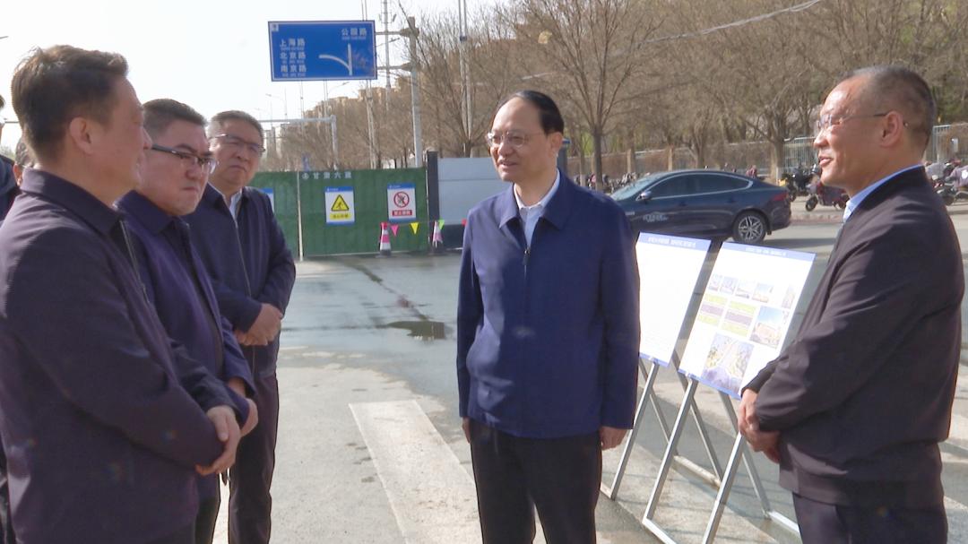 王钧一行来到新华路街道昌安里社区,听取了完整社区建设,香格里拉花园