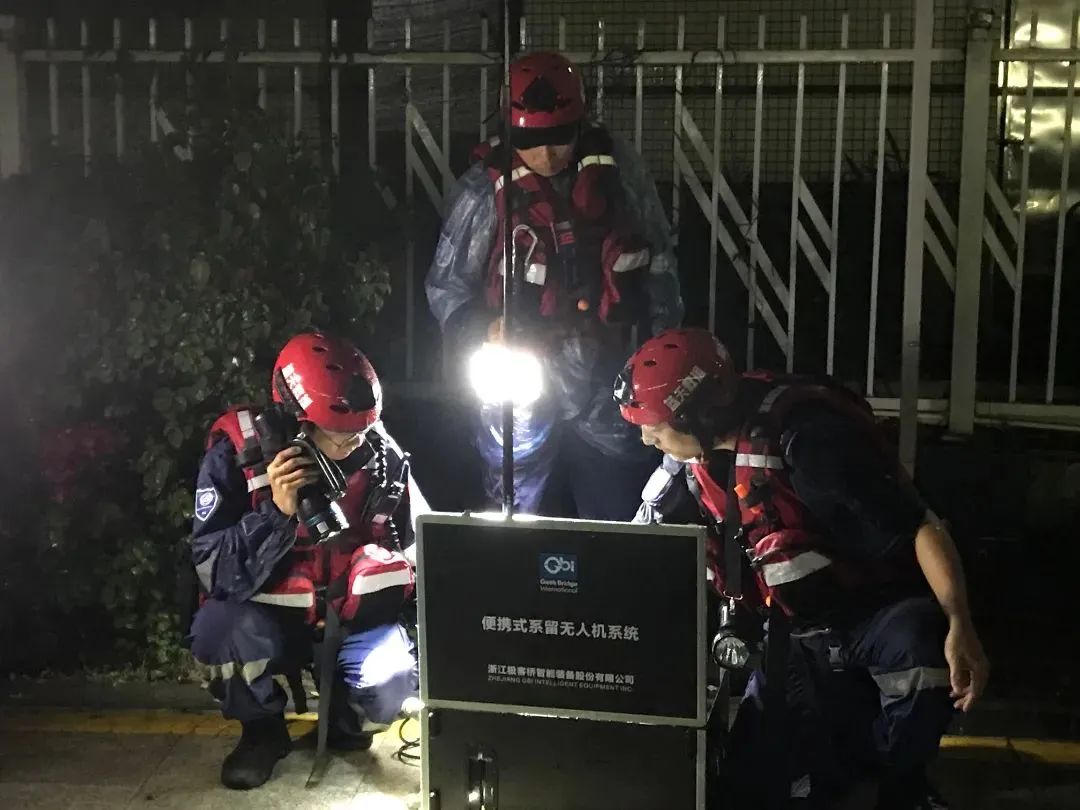 下着大雨事发当天出队援救水草队长和队员立即携带救援装备还未找到从