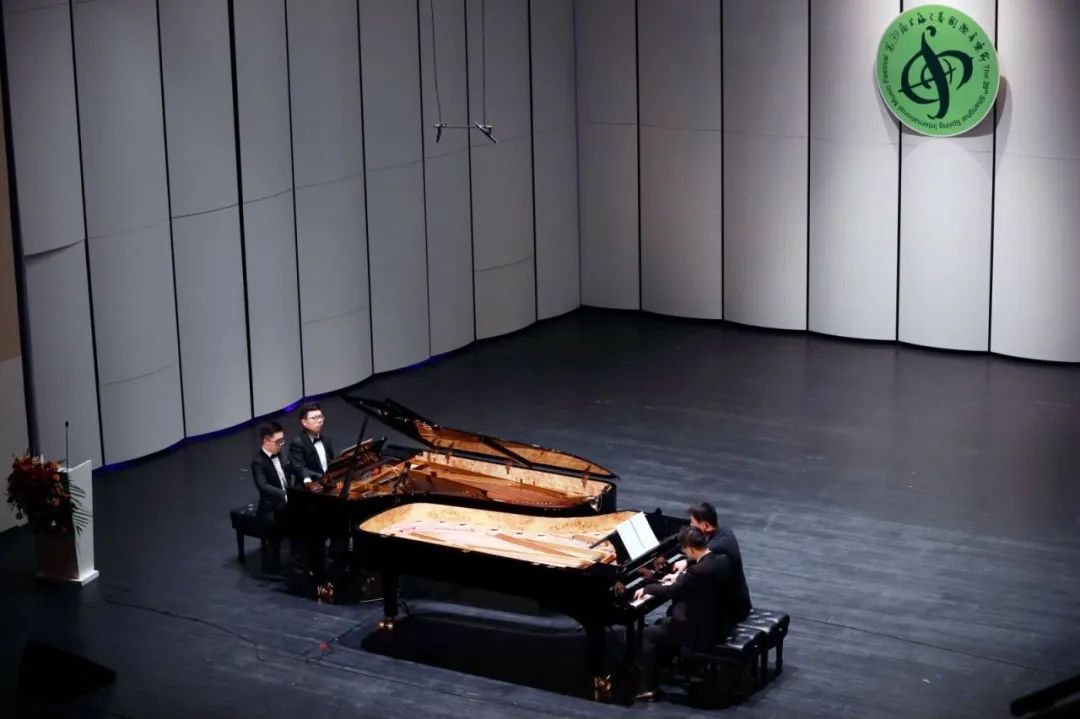 八手联弹演奏:朱宛晨 顾欣皓 马畅 王治权《黄河钢琴协奏曲》源自抗日