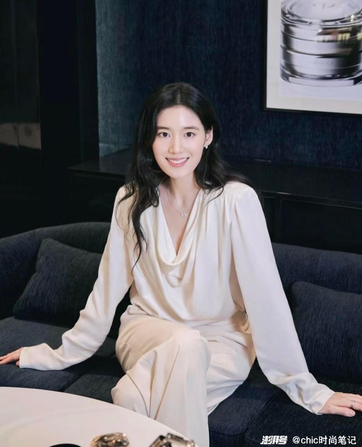 自带贵族千金气质的郑恩彩,私下穿搭优雅与清冷并存_澎湃号·湃客