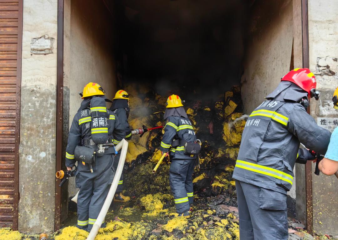 湖南一冥币店仓库失火