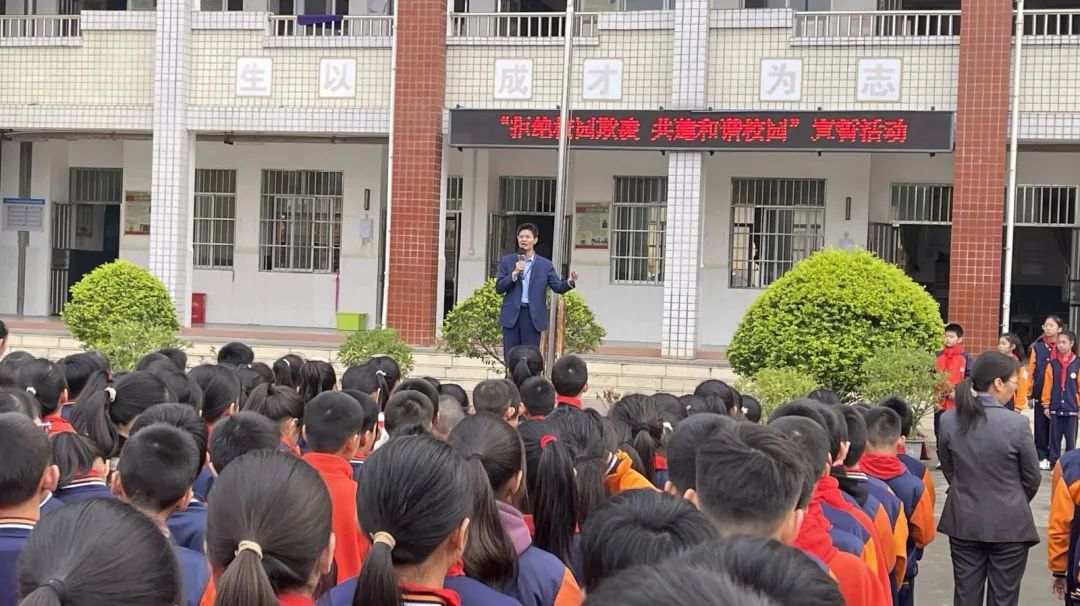 在升旗仪式上,武宣县实验小学教育集团三个校区的校长都明确了此次