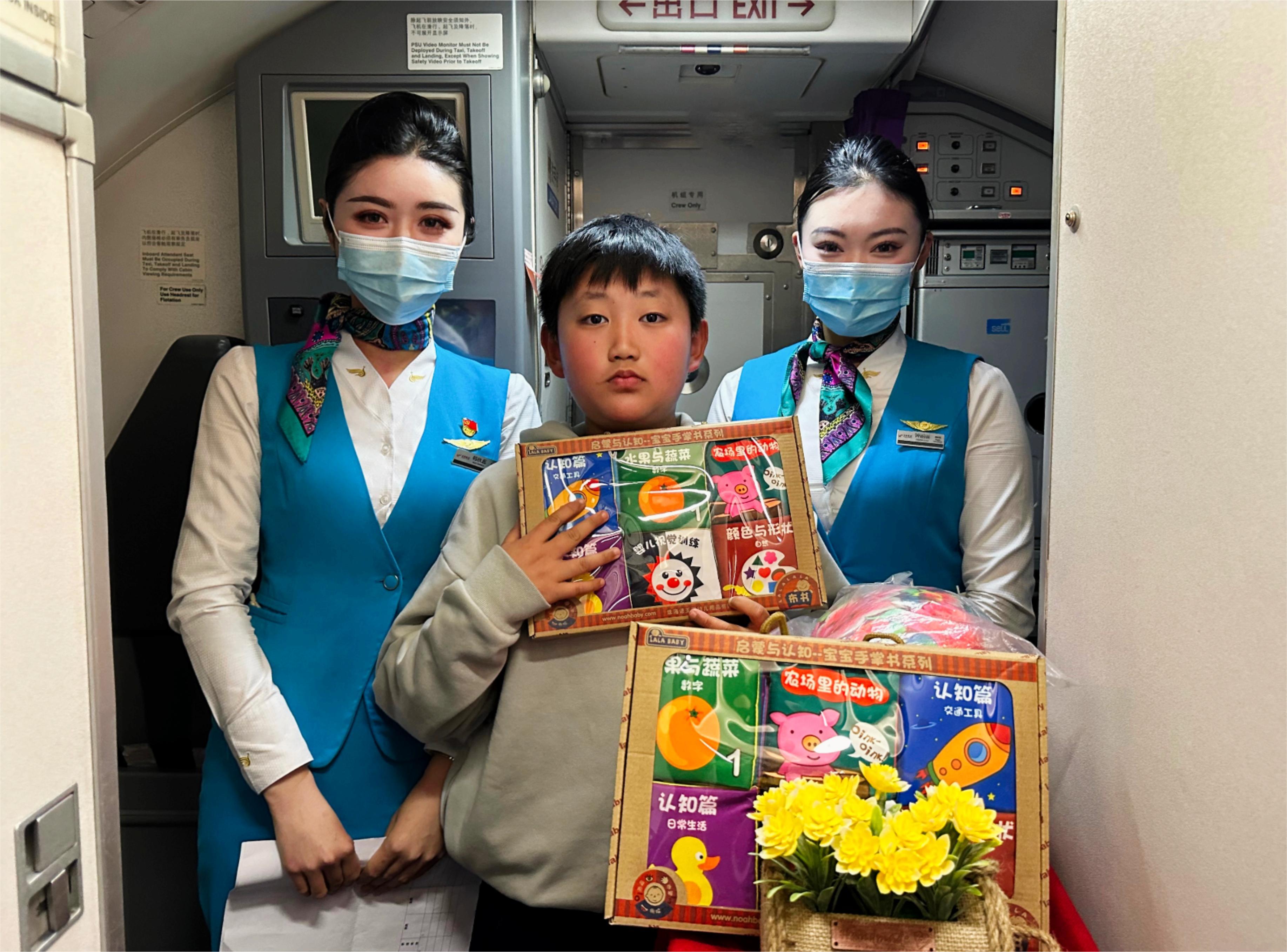 昆明航空开展"讲好云南故事 走进西双版纳"主题航班活动