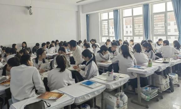 周颖楠是通辽市实验中学的思想政治教师,2023年秋季开学,周颖楠来到