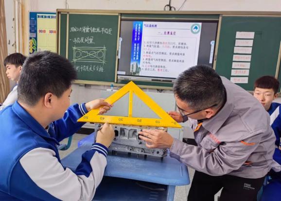 2022年以来,通辽市先后选派12名市直高中教师来到库伦旗第二中学开展