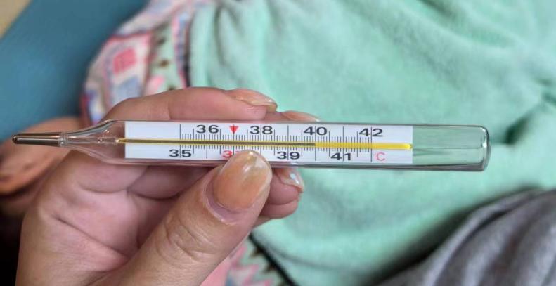 体温一路慢慢攀升37.6℃→38.6℃→39.
