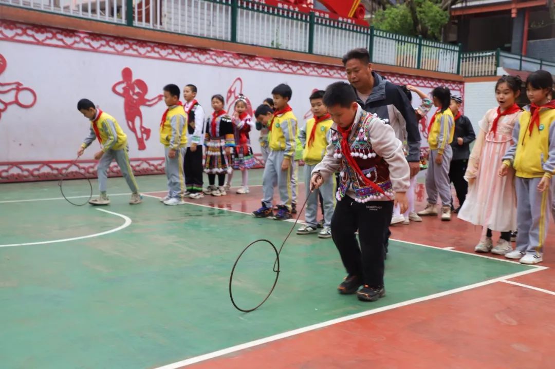 广西三月三苗乡萌娃玩转传统民俗体育