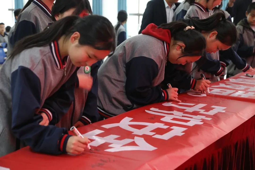 杏林派出所在辖区城关初级中学开通了"护苗信箱"并进行"反校园欺凌"