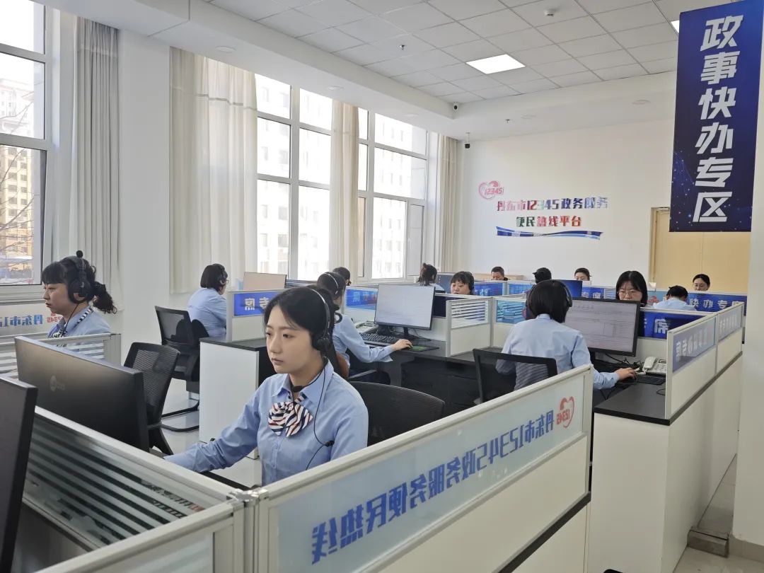 3月19日,她曾向热线平台反映过,社区很快派楼长实地查看,但堆积杂物仍