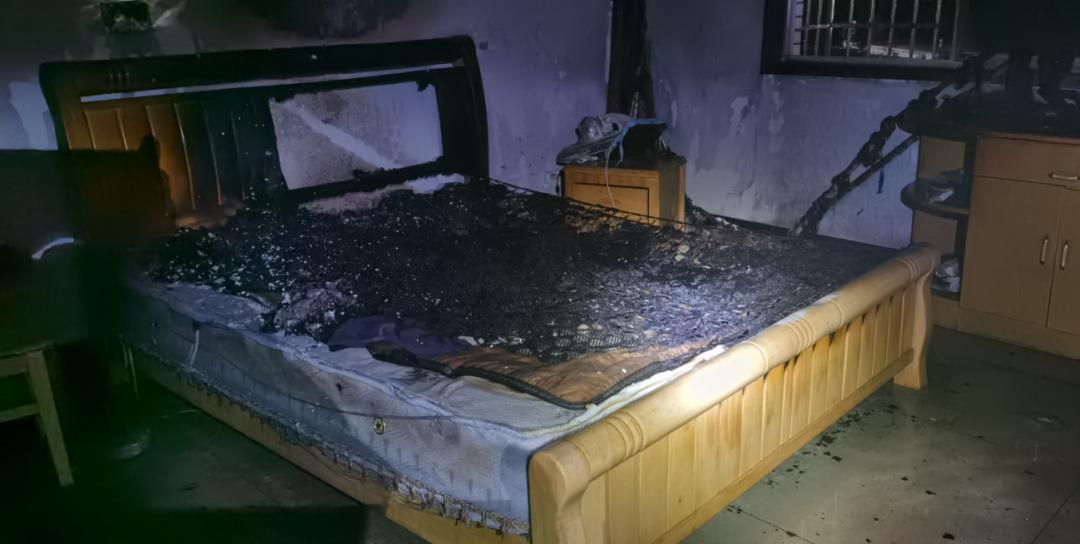 但床铺周围已经一片狼藉虽然紧急扑救将大火及时扑灭屋内已经浓烟滚滚