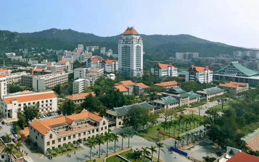 群贤楼群(图源:厦门大学官微)芙蓉楼群,是嘉庚风格建筑走向成熟的标志