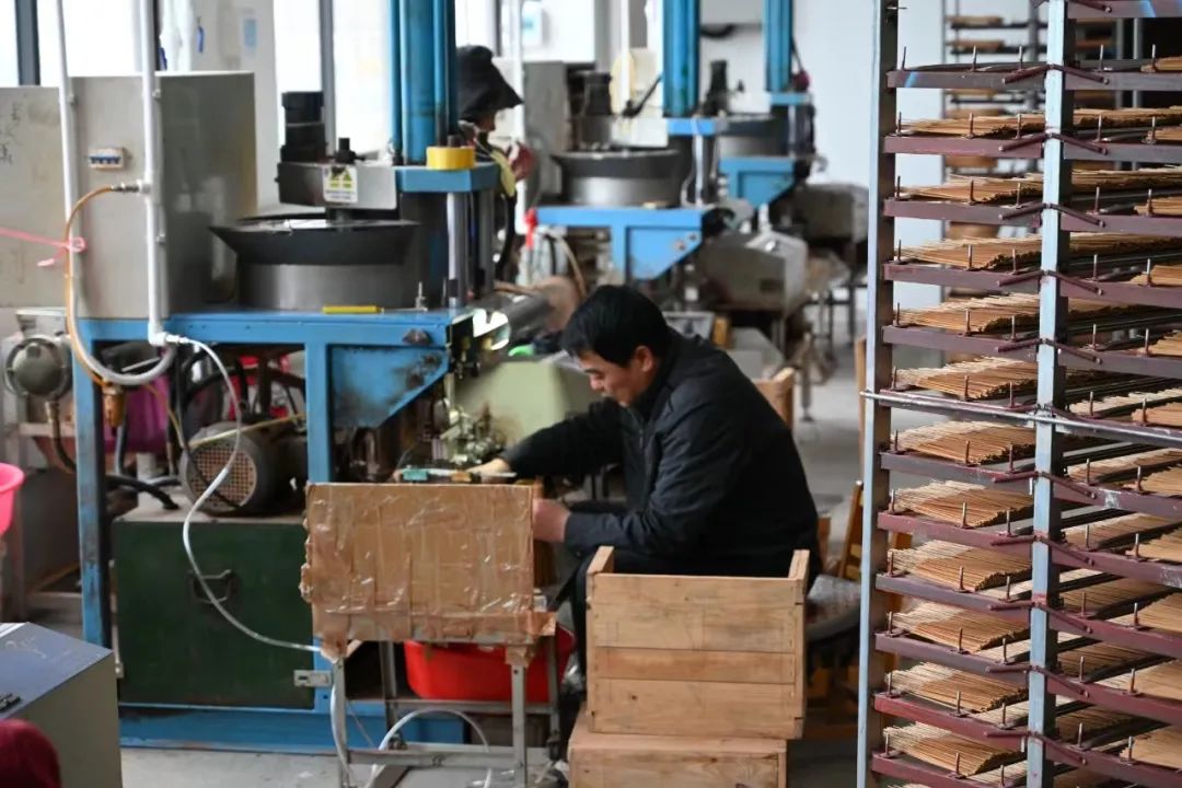 看新质生产力在传统产业中迸发小冈香以创新带动转型升级梁大成香厂的