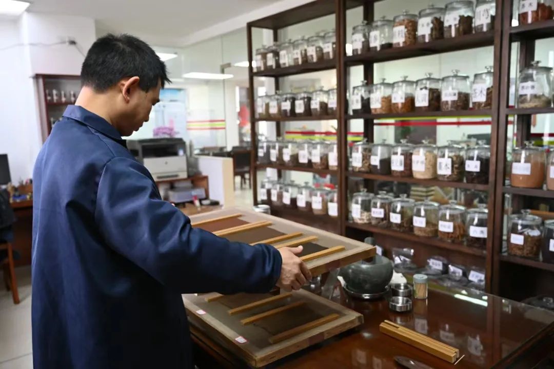 看新质生产力在传统产业中迸发小冈香以创新带动转型
