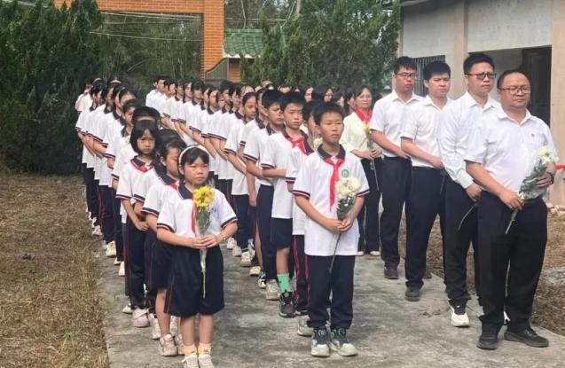 缅怀英烈筑忠魂传承红色树新风丨新会区各级团队组织开