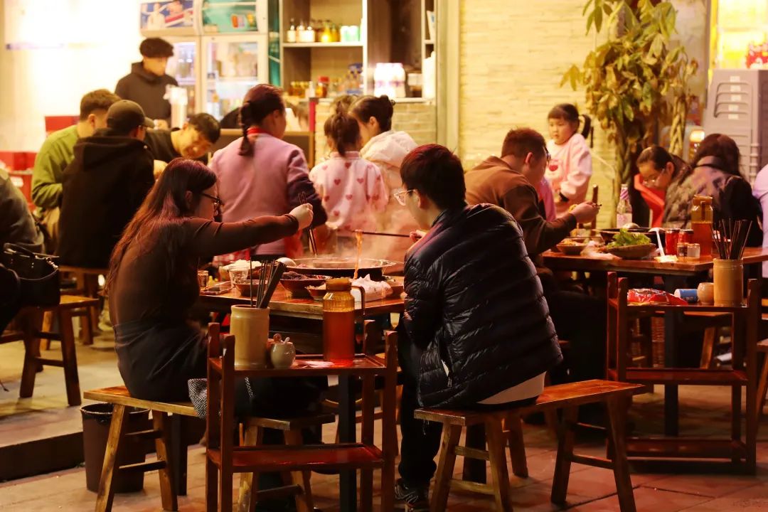 登场,文殊坊这个传统的文旅商业街区又重新回到了年轻人的打卡名单里