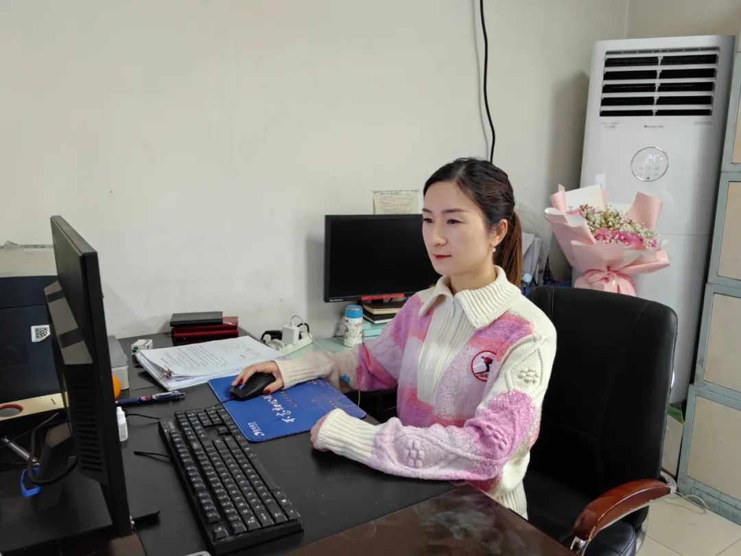 万庆在行政审批科工作期间,曾媛持续推进"放管服"改革,以"一窗式"集中