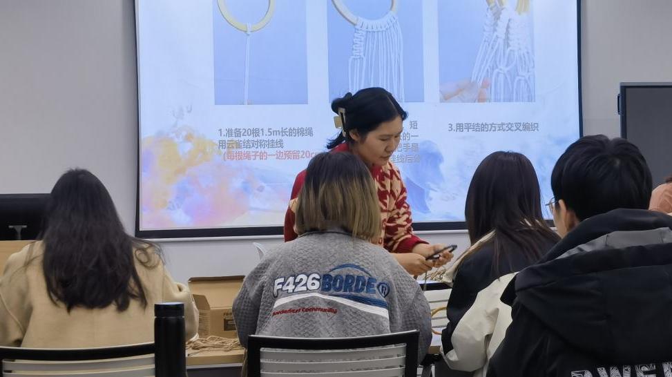 编玩编乐非遗编织走进中部数谷集聚区