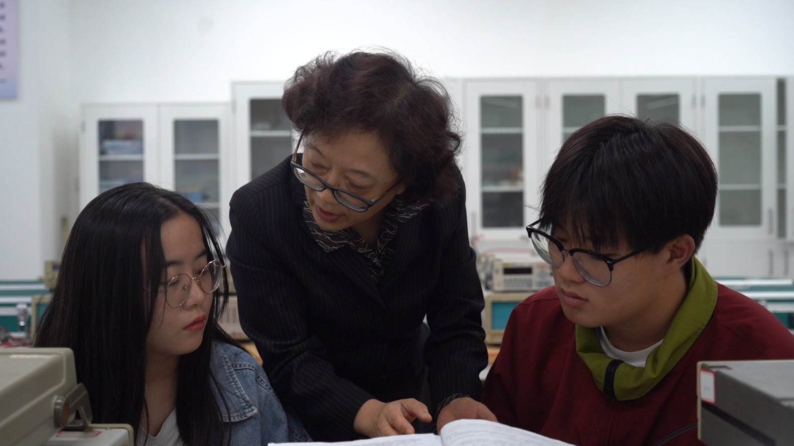 在《模拟电子线路》的授课历程中,杨凌的教学团队使用过清华大学,华中