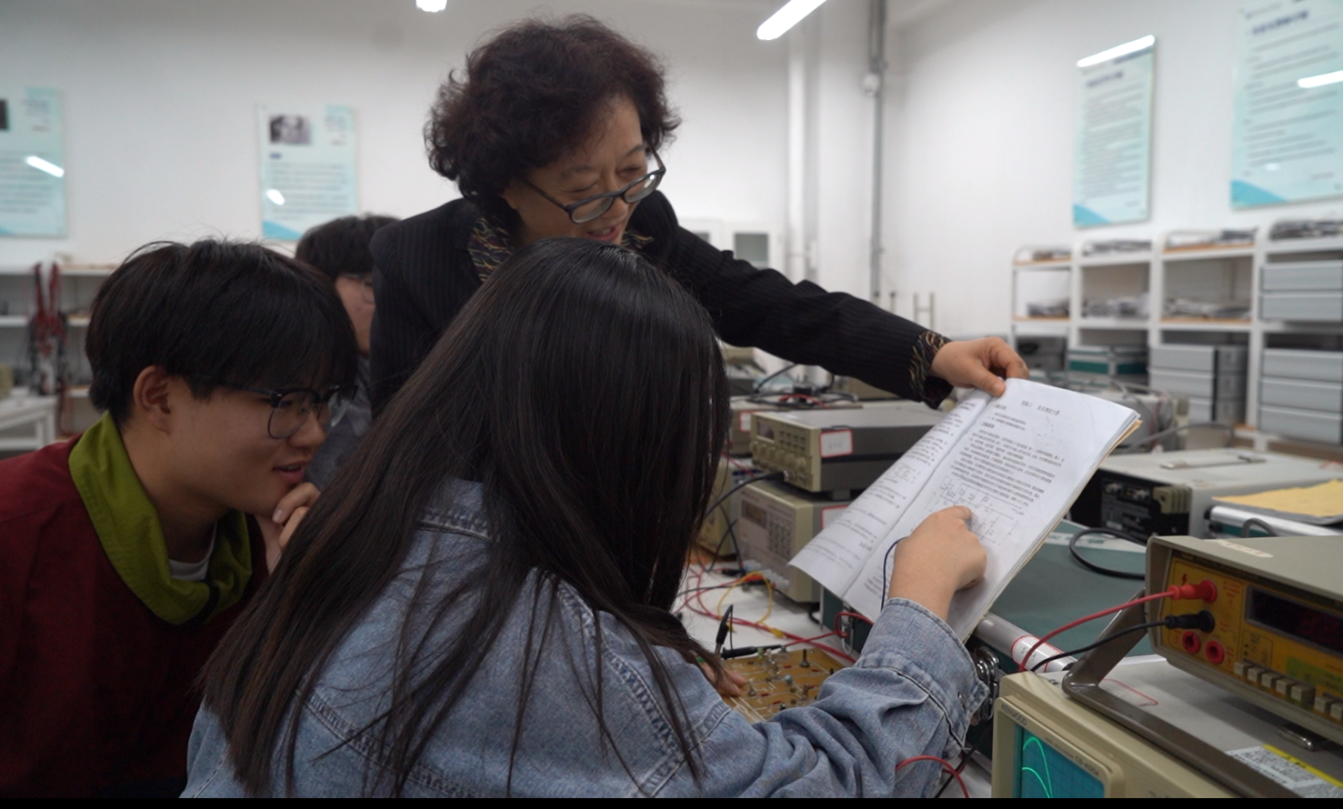 在《模拟电子线路》的授课历程中,杨凌的教学团队使用过清华大学,华中