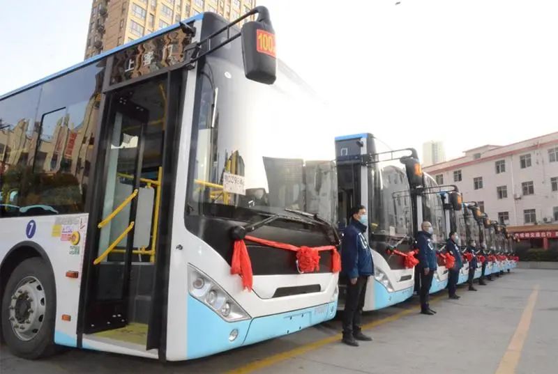 全市新增和更新的城市公交车,出租车100%使用新能源汽车,新增及更新
