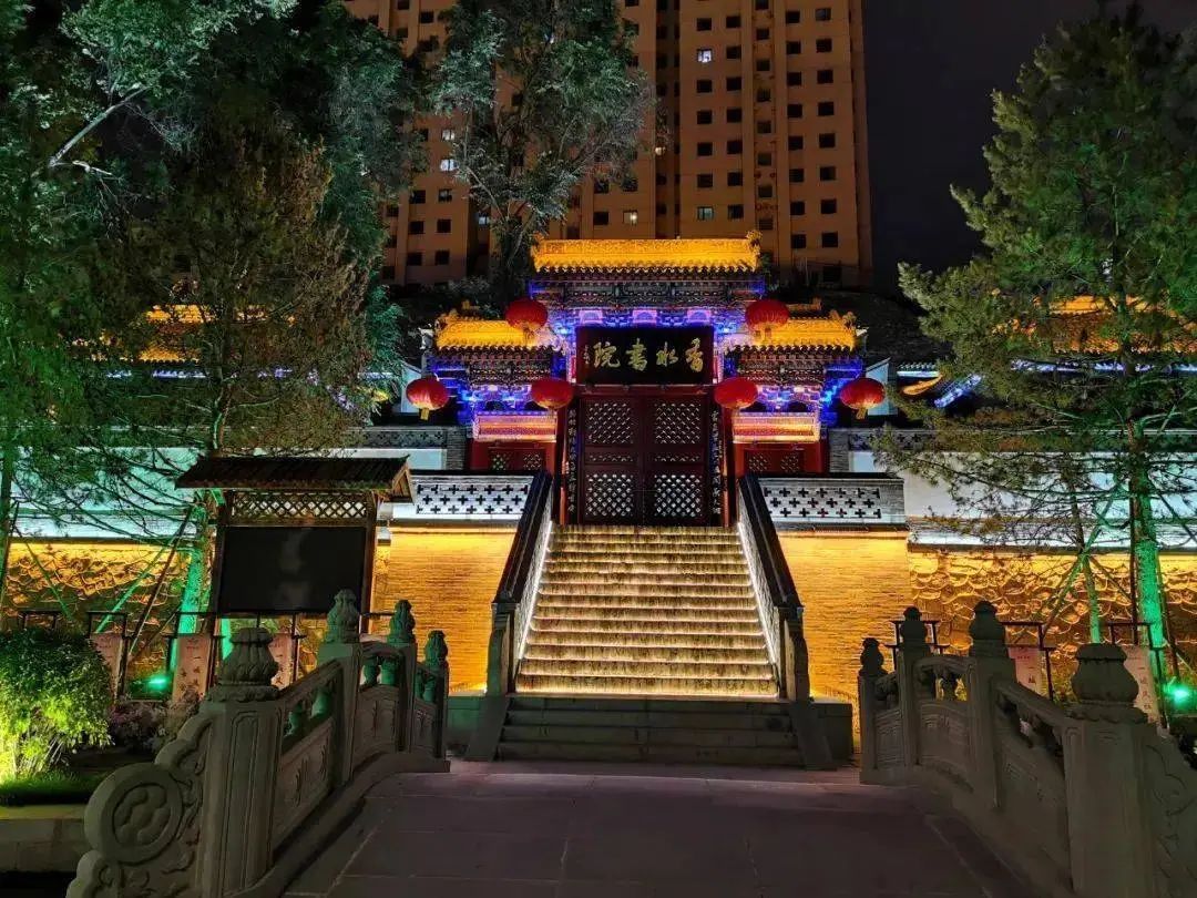 洪武十九年(1386年),长兴侯耿秉文率领军士割原西宁州城之半筑城,城呈