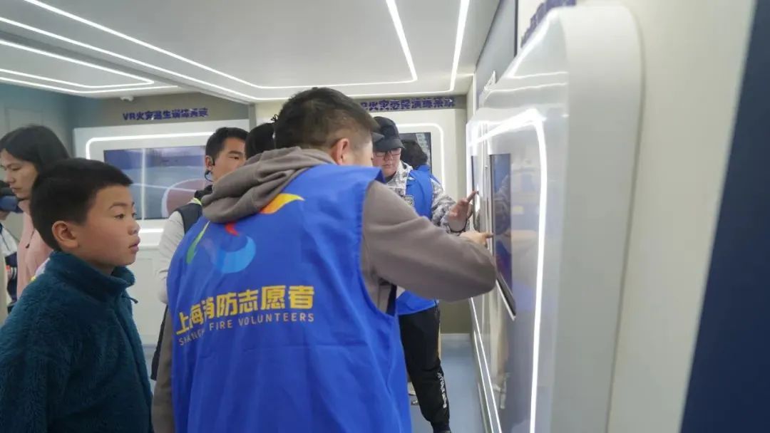 4月的上海街头这款消防车你偶遇过没