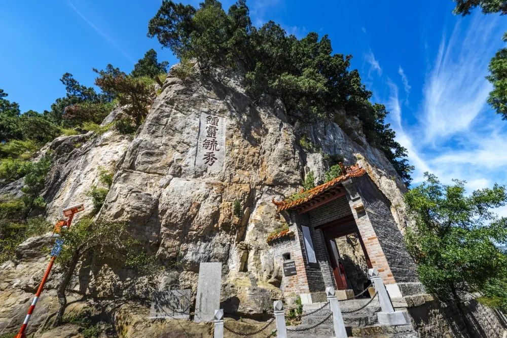 始建于唐代的"织女洞"与建于明万历年间的"牛郎庙"隔沂河相望,这样的