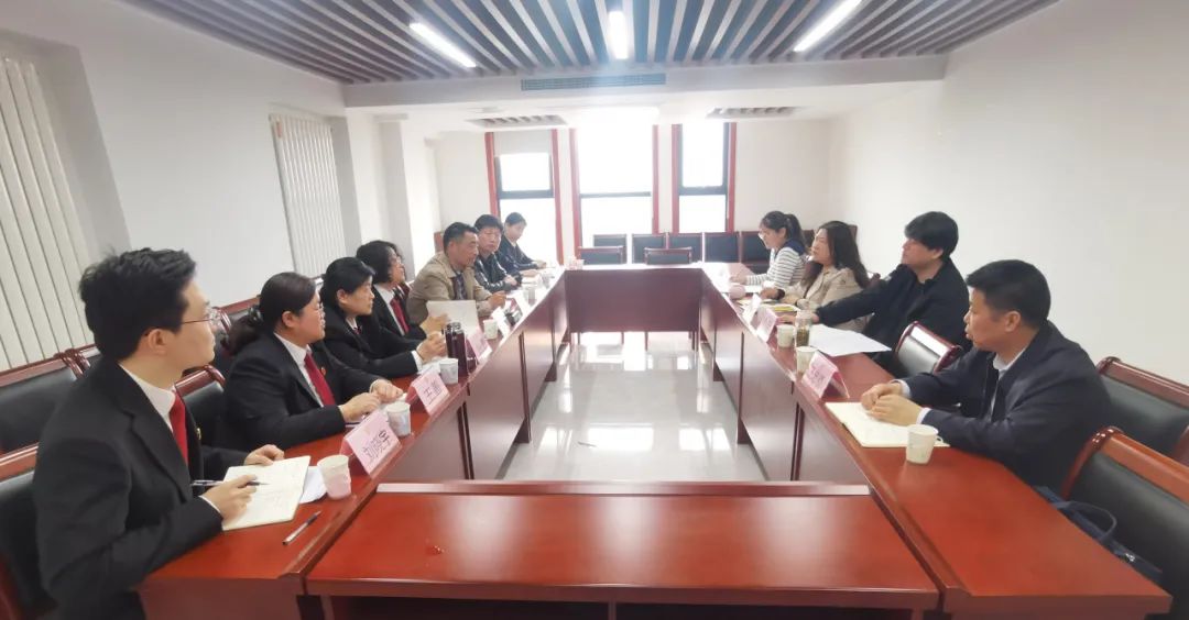 法院执行干警迅速对公司新设账户进行了线下司法冻结与扣划,使得案款