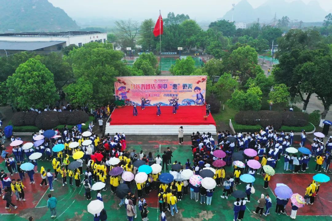 桐岭镇中学马鞍山球馆马鞍山球馆欢声笑语绕耳旁,春风又度三月三.