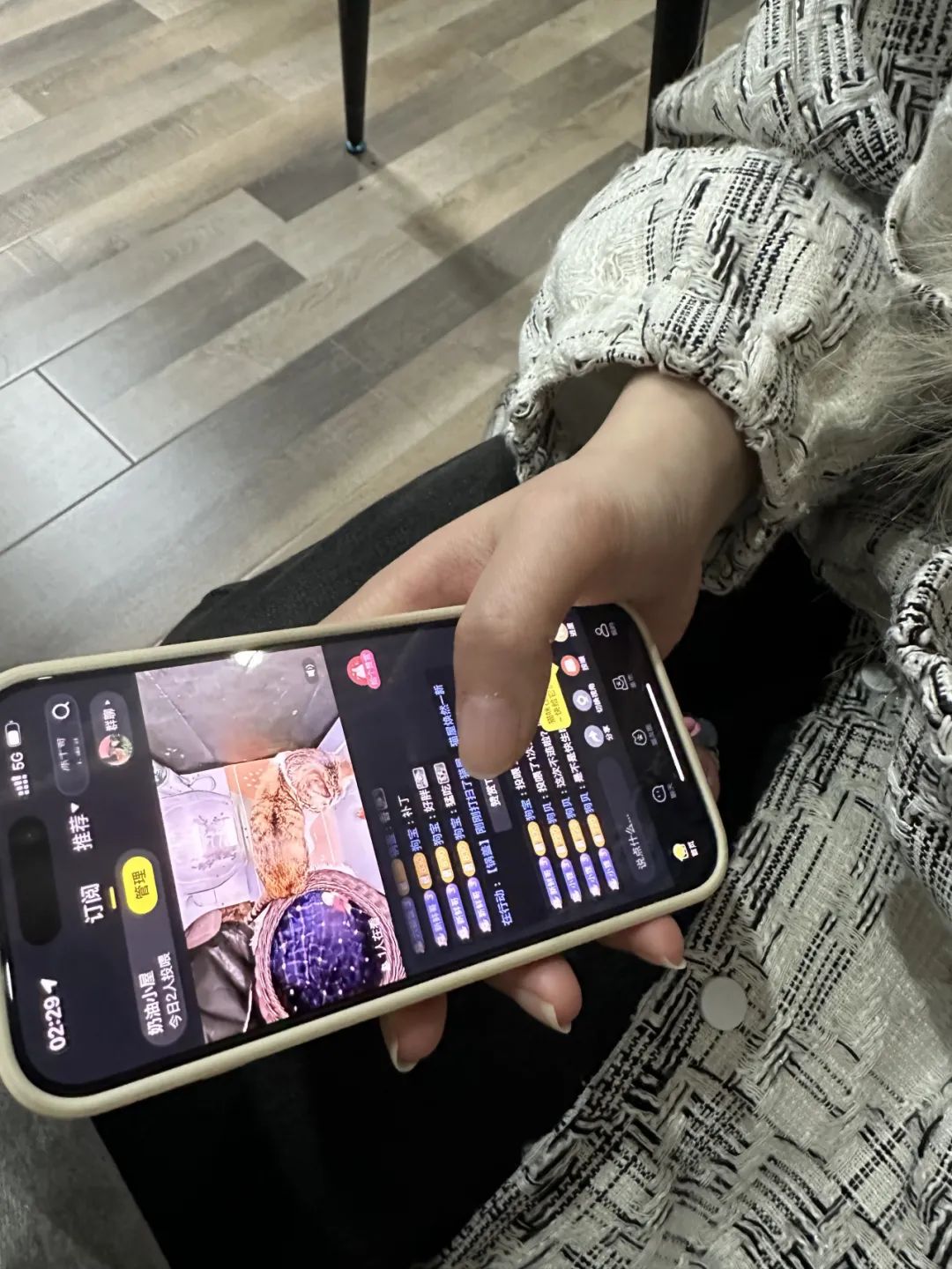 "心情不好或者无聊的时候,在app上看猫咪吃饭真的特别治愈,像开盲盒一