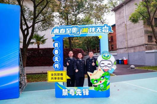 禁毒民警们通过展示新型毒品模型,设置签名墙,发放宣传手册等方式