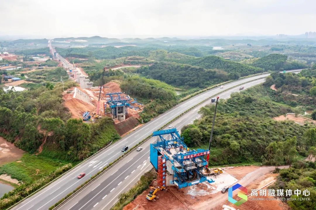 在广湛铁路站前十二标项目建设现场,跨珠三角环线高速特大桥在有序