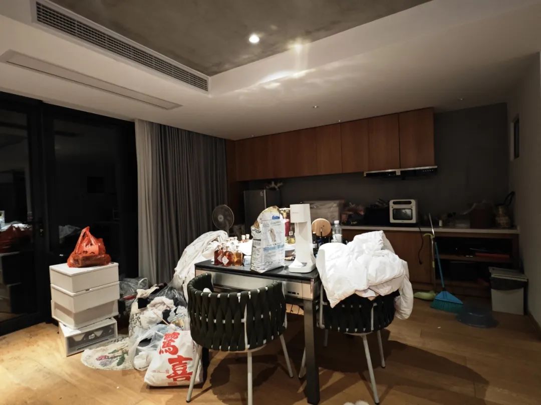 这个崇明姑娘像个"大力士"一样,她可以搬家具,扛木材;可以手拿电钻