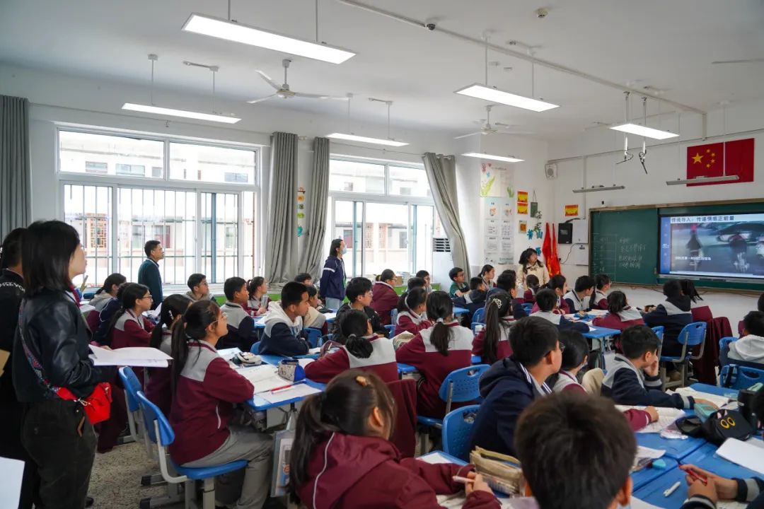 在课堂开放环节,徐州市新教育学校及宜宾市凉水井实验学校等学校的22