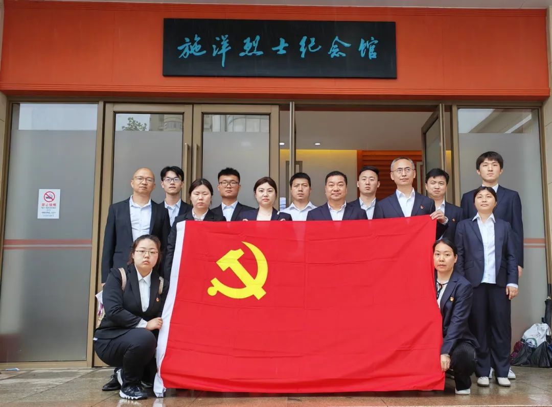 4月3日,中铁四局电气化公司本部党团员前往蚌埠市烈士陵园,组织开展"