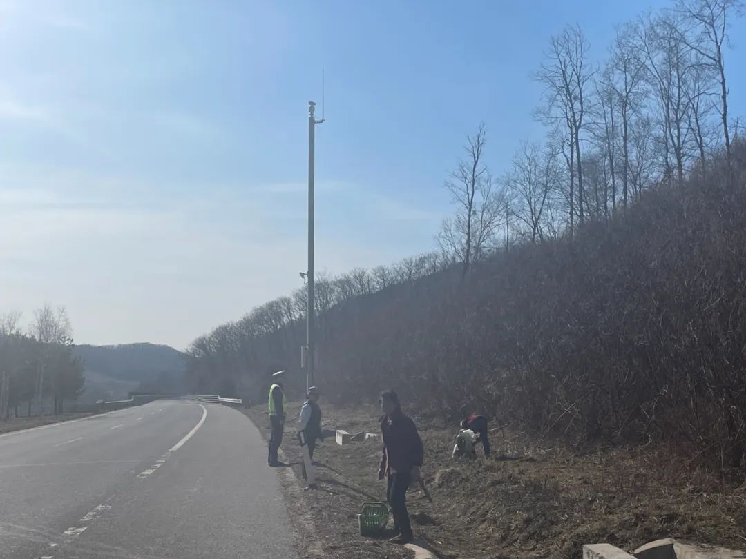 吉林高速公安靖宇分局巡逻五大队执勤民警巡逻至辉临高速42公里处时