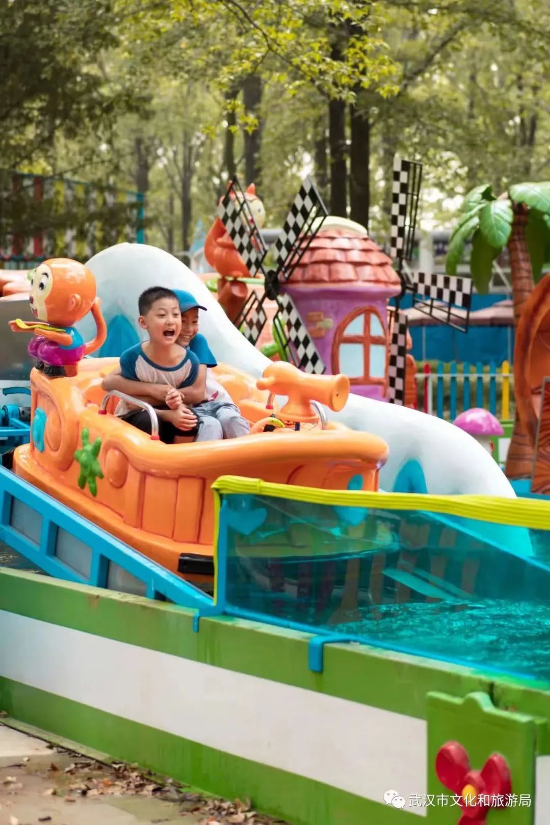 图/欢乐丛林樱花主题乐园在天空中,13分14秒的摩天轮——东湖之眼,将