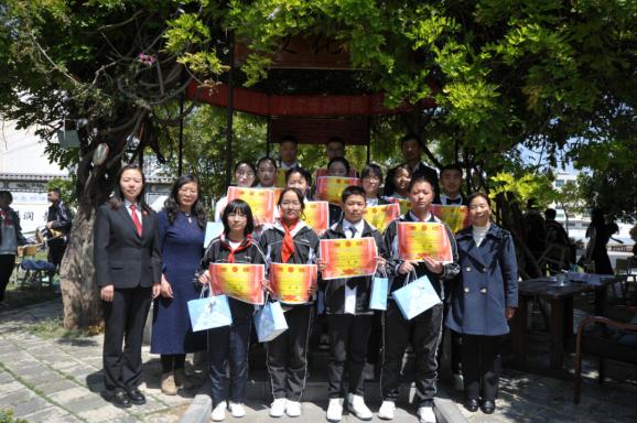 紫藤树下法治红洱源县未成年人保护司法体验基地这场法治演讲声入人心