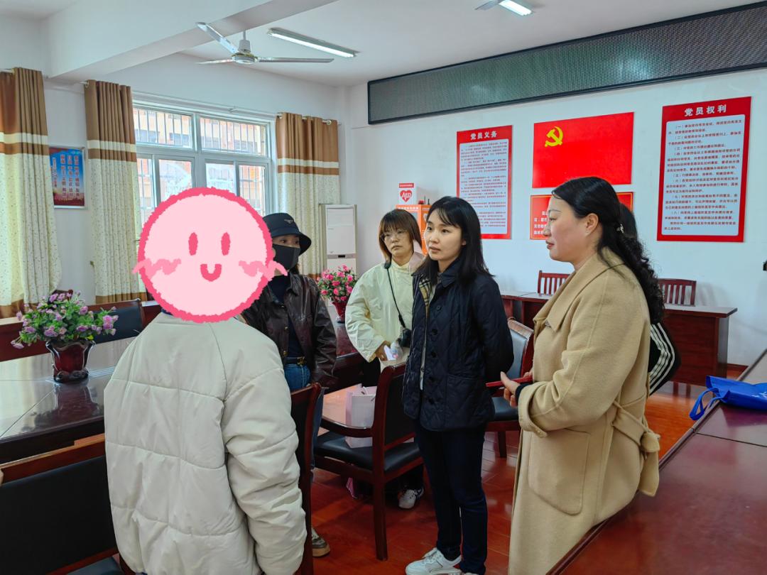 最后一站来到了泥河镇初级中学,泥河社区的工作人员向志愿者们介绍了