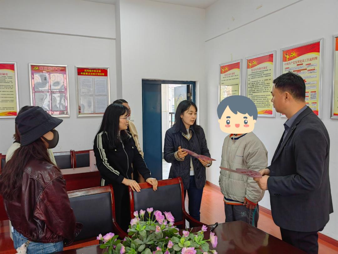 最后一站来到了泥河镇初级中学,泥河社区的工作人员向志愿者们介绍了