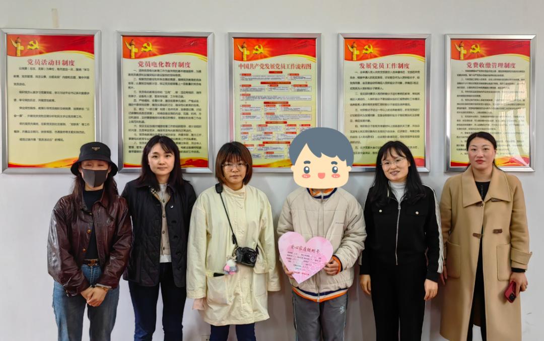 最后一站来到了泥河镇初级中学,泥河社区的工作人员向志愿者们介绍了