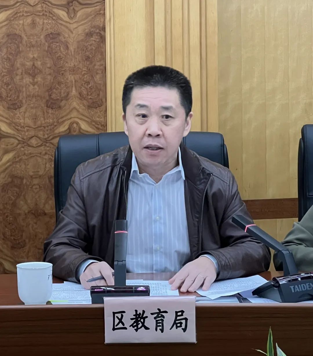 陈宝忠介绍课题背景和民主评议监督方案.