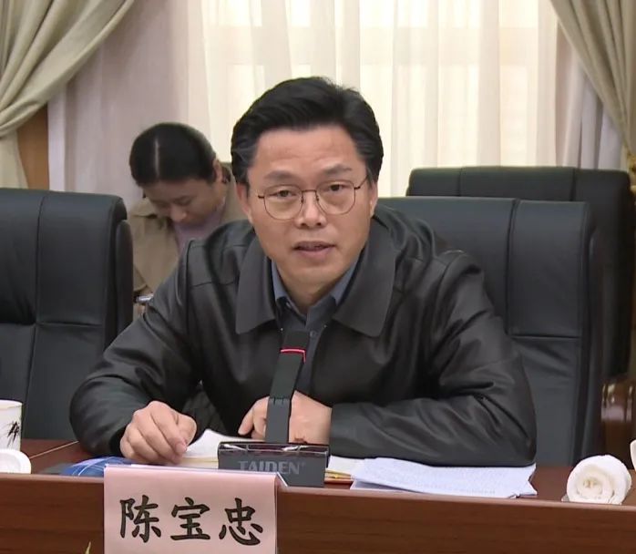 陈宝忠介绍课题背景和民主评议监督方案.